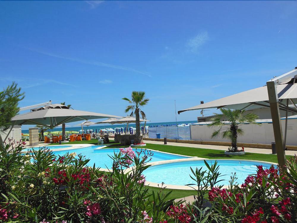Hotel Astor Alba Adriatica Extérieur photo